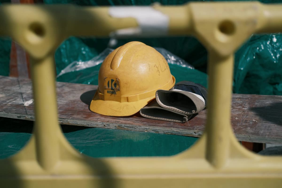 Casc, guants i protecció col·lectiva en obra